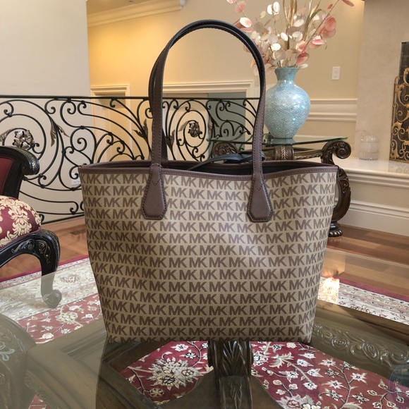 Michael Kors Candy Large Reversible Tote+Wristlet - Picture 6 of 8